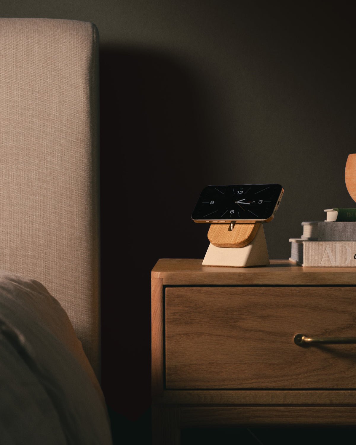 Upright MagSafe Stand  (Oak / Natural)